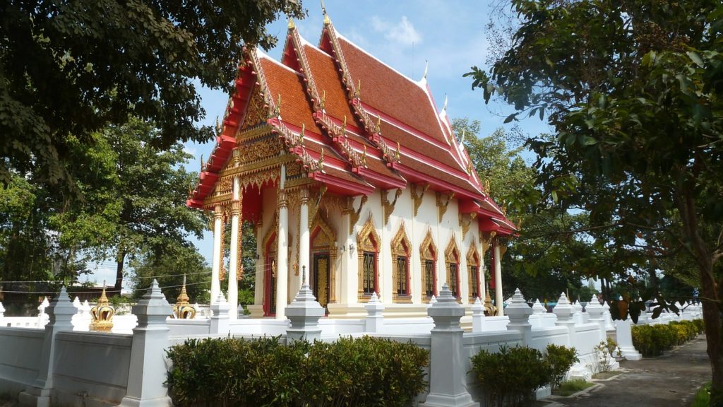 Разнообразие и величие храмов Таиланда Wat Ta Nod Luang в городе Хуахин, Таиланд