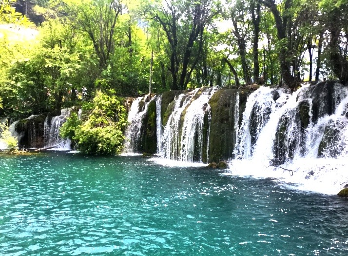 водопады и озера в Цзючжайгоу, Китай